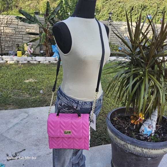 BETSEY JOHNSON QUILTED PINK/MULTI LUV BETSEY SQUARE CROSSBODY w/BOWS - Picture 3 of 6